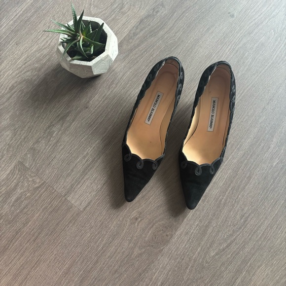 Manolo Blahnik Black Suede Kitten Heels with Swirl Piping Detail - Picture 11 of 11